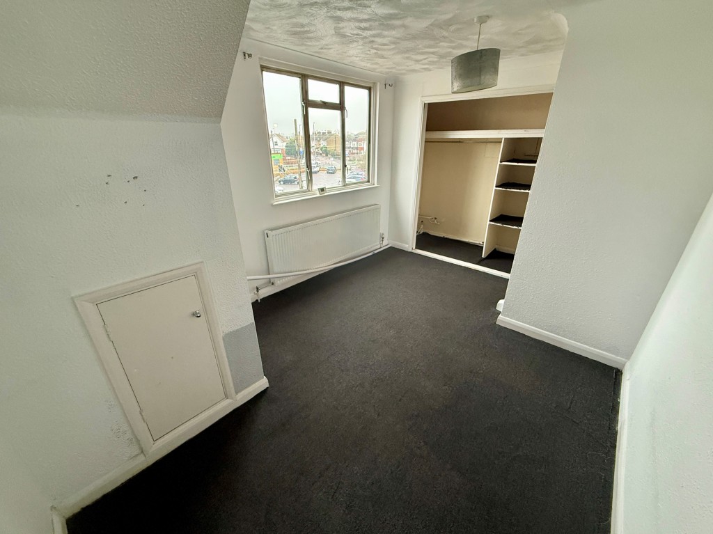 Lot: 14 - MIXED USE INVESTMENT WITH VACANT PARTS - Top floor bedroom three